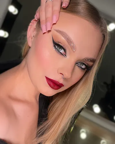 Ilona Łach Make-Up - stylizacja brwi, laminacja rzęs, makijaż, szkolenia